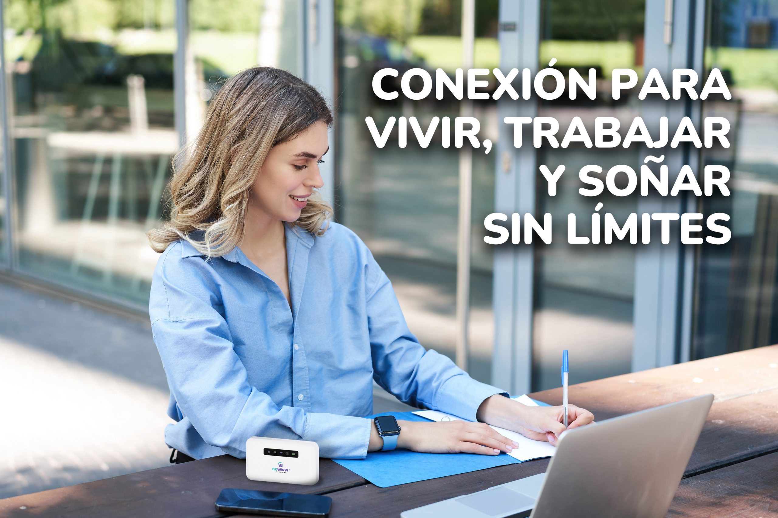 retrato_de_una_hermosa_joven_trabajando_al_aire_libre_fuera_de_una (2)