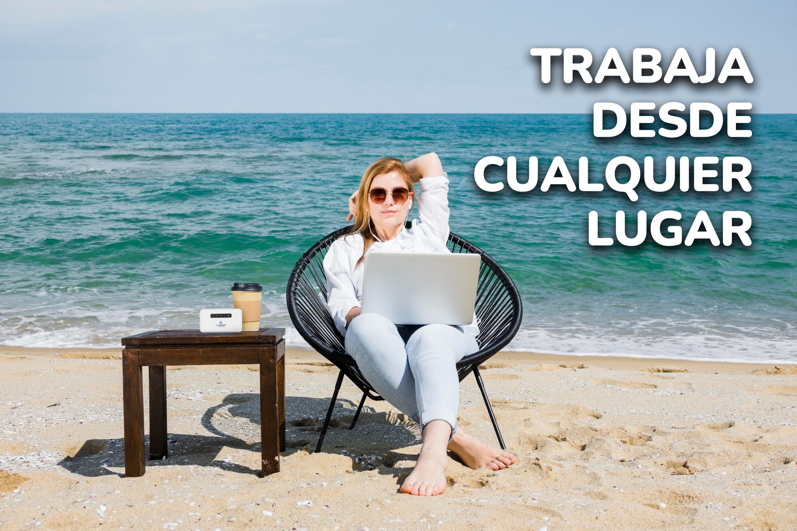 vista_frontal_de_la_mujer_con_laptop_trabajando_en_la_playa_con (2)